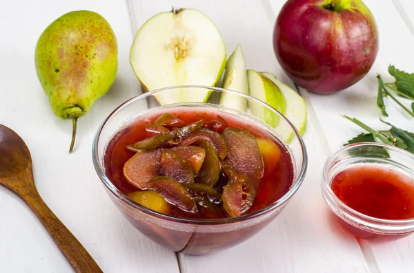Mermelada de peras y manzanas en almíbar dulce — Foto de Stock