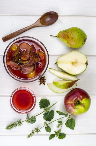 Mermelada de peras y manzanas en almíbar dulce — Foto de Stock