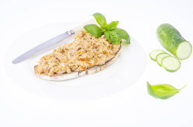 Tavuk rillettes ile ekmek dilimi beyaz plaka üzerinde yakın.