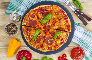 Salam, peynir ve taze sebzeli pizza