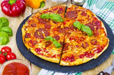 Salam, peynir ve taze sebzeli pizza