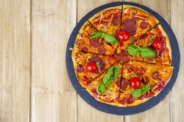 Salam, peynir ve taze sebzeli pizza