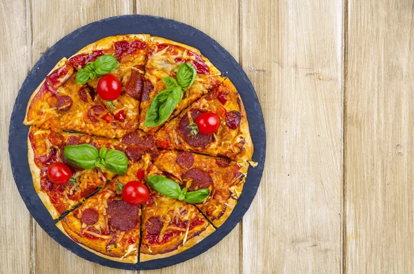 Pizza com salame, queijo e legumes frescos — Fotografia de Stock