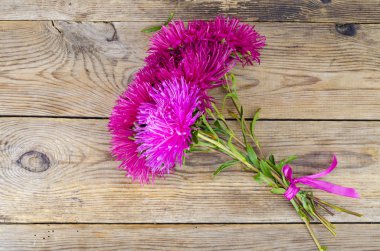 Sonbahar aster çiçekleri ahşap arka plan üzerinde çok renkli