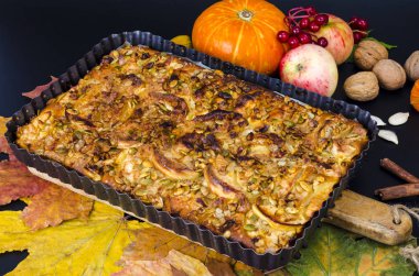 Fındık ve kabak çekirdeği ile ev yapımı elmalı turta. 