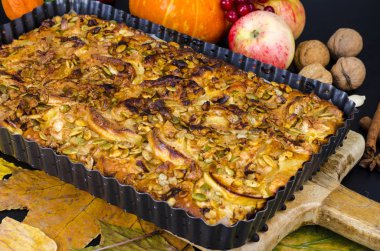 Fındık ve kabak çekirdeği ile ev yapımı elmalı turta. 