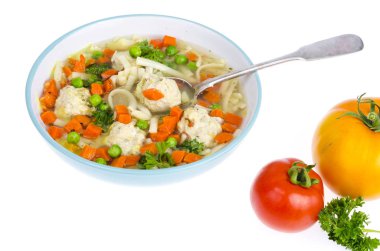 Sebze, makarna ve köfte ile tavuk suyu.