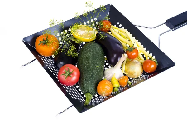 Świeże warzywa sezonowe do smażenia na patelni na białym tle — Zdjęcie stockowe