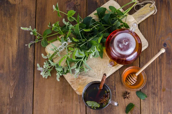 Herbal tea with mint and honey. Photo — Stock Photo, Image