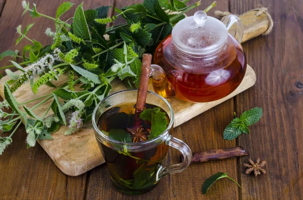Τσάι από βότανα με μέντα και μέλι. Φωτογραφία — Φωτογραφία Αρχείου