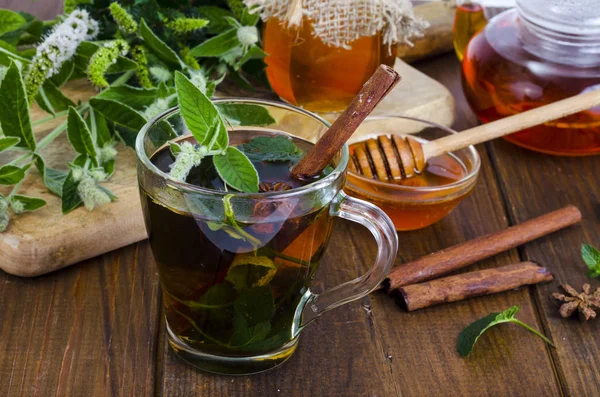 Té de hierbas con menta y miel. Foto: — Foto de Stock