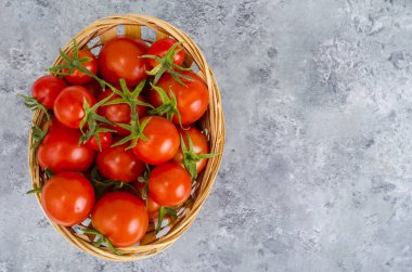 Kırmızı domatesli hasır kase. Stüdyo Fotoğraf