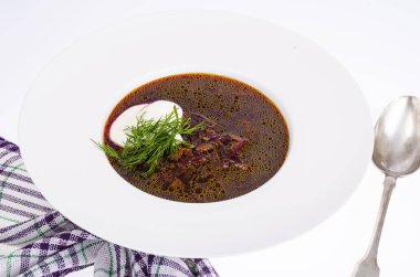 Beyaz tabakta pancar ile Vejetaryen sebze çorbası