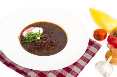Beyaz tabakta pancar ile Vejetaryen sebze çorbası