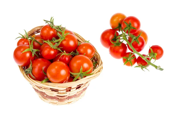 Tigela de vime com tomates vermelhos. Foto Estúdio — Fotografia de Stock