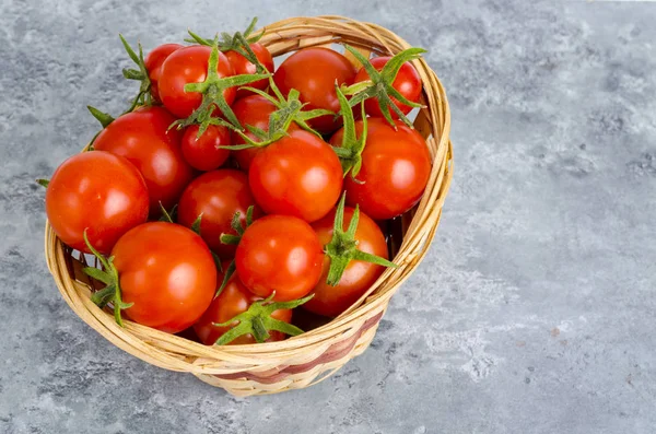 Wicker bowl with red tomatoes. Studio Photo — Stock Photo, Image