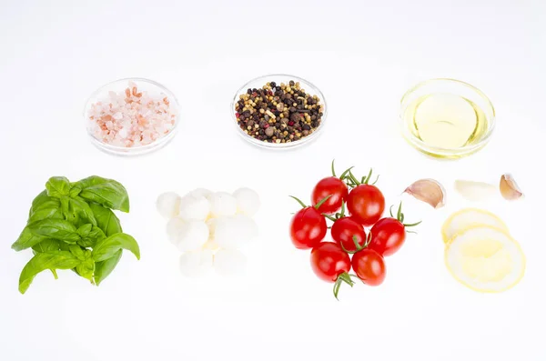 Reihe von Produkten für die Herstellung von Caprese. Foto — Stockfoto