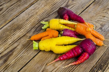 Çirkin, deforme taze organik havuç farklı renk