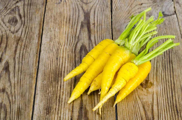 Saftige frische gelbe Karotten. Studioaufnahme — Stockfoto