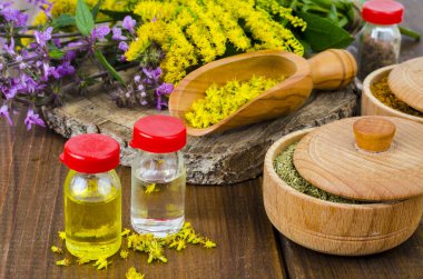 İlaç tentürü, yabani otlar özü, tıbbi şişelerde tıbbi çiçekler