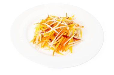 Beyaz arka planda renkli havuç Lezzetli vejetaryen salata.