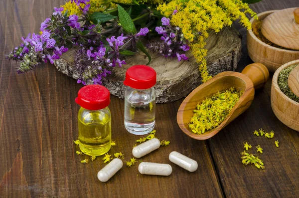 Pastillas y aceite de plantas medicinales. Foto: —  Fotos de Stock