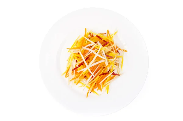 Смачний вегетаріанський салат з різнокольорової моркви на білому тлі . — стокове фото