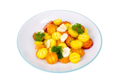 Beyaz arka planda renkli havuç Lezzetli vejetaryen salata.