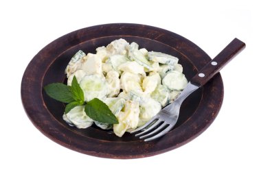 Alman patates salatası beyaz arka plan üzerinde izole