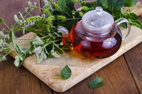 Kräutertee mit Minze und Honig. Foto — Stockfoto