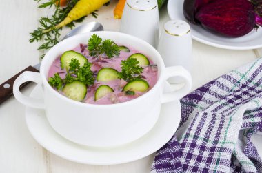 Salatalıklı soğuk pancar çorbası. Stüdyo Fotoğraf