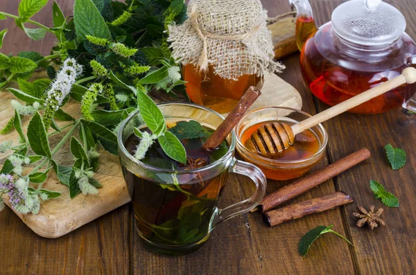 Té de hierbas con menta y miel. Foto: — Foto de Stock