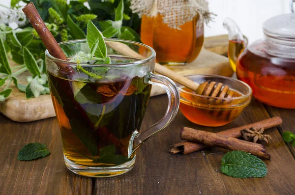 Té de hierbas con menta y miel. Foto: — Foto de Stock