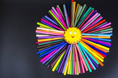 İşaretçilerden soyutlama güneşi, okul konsepti. Fotoğraf
