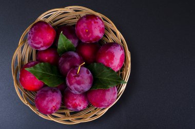 Hasır kaseolgun tatlı erik. Fotoğraf