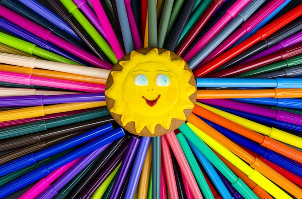 Абстрактное солнце от маркеров, школьная концепция. Фото — стоковое фото