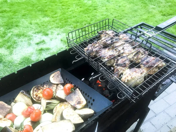 Lihan ja vihannesten palat grillataan — kuvapankkivalokuva
