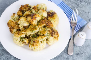 Beyaz tabaktabakta meyilli kızarmış karnabahar