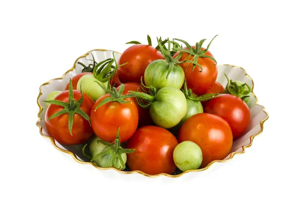 Pequenos tomates vermelhos e verdes em tigela branca . — Fotografia de Stock