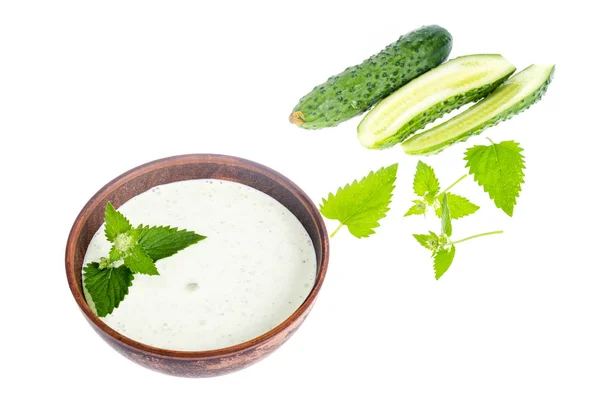 Tzatziki dari mentimun dan yogurt greek dalam mangkuk keramik, diisolasi dengan warna putih. Daun mint . — Stok Foto