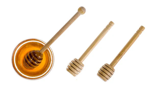 Cucharas de madera para miel aisladas sobre fondo blanco . — Foto de Stock