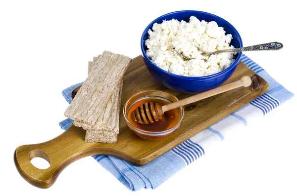 Dietní jídlo, domácí sýr a žitný chléb. — Stock fotografie