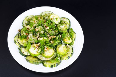 Yeşil yeşillik, sarımsak ve ceviz ile kızarmış kabak. 