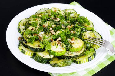 Yeşil yeşillik, sarımsak ve ceviz ile kızarmış kabak. 