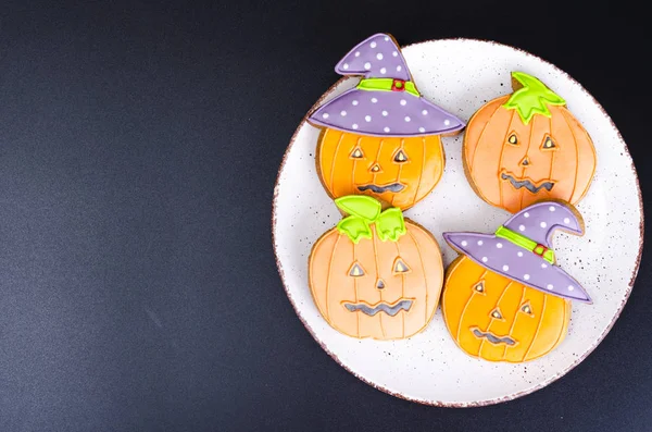 Halloween gingerbread cookies on black background. Photo — Stock Photo, Image