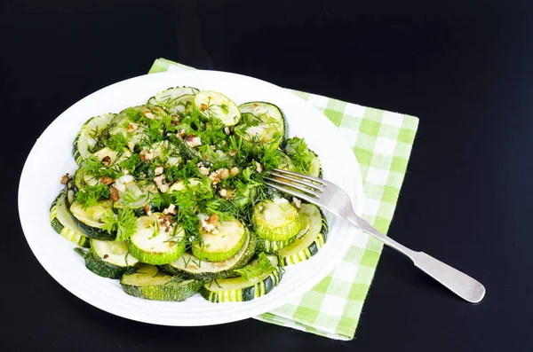 Gebakken courgette met groene greens, knoflook en walnoten. — Stockfoto