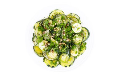 Yeşil yeşillik, sarımsak ve ceviz ile kızarmış kabak. 