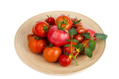 Beyaz arka plan üzerinde farklı olgun domates ile Ahşap çanak.