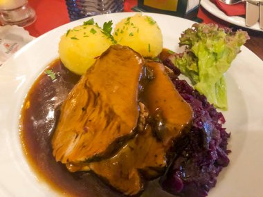 Lezzetli haşlanmış et, kırmızı lahana ve patates köfte