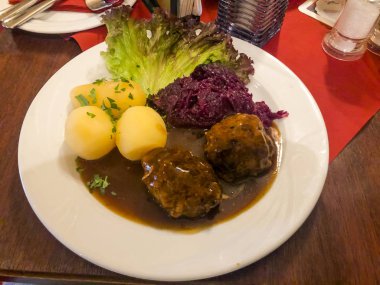 Lezzetli haşlanmış et, kırmızı lahana ve patates köfte